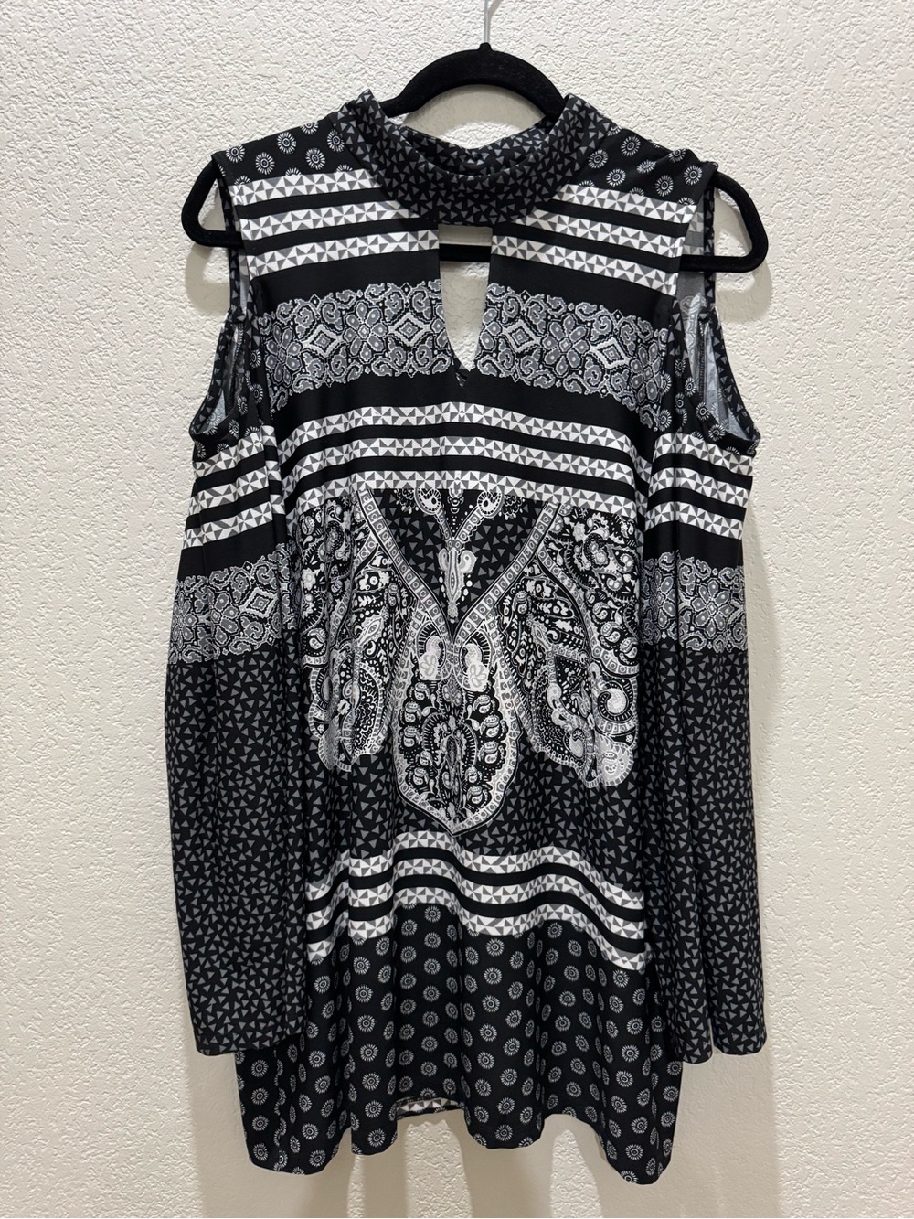 Black & White Paisley Cold-Shoulder Women's TunicTop